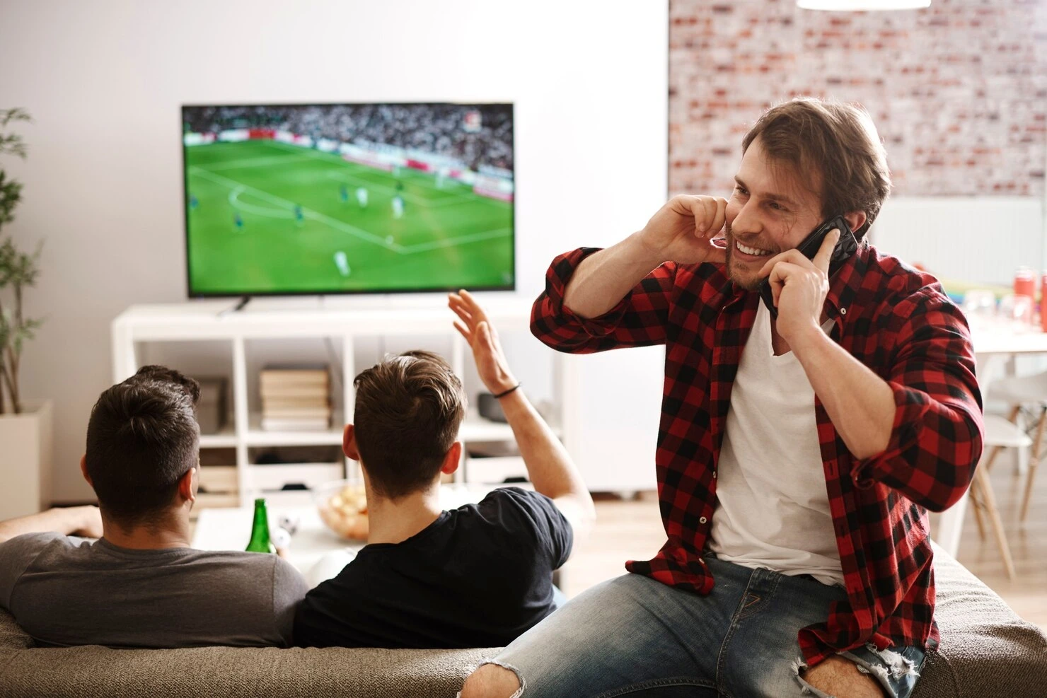 italiya serie a mərc əmsalları üçün futbolçu top ilə meydanda